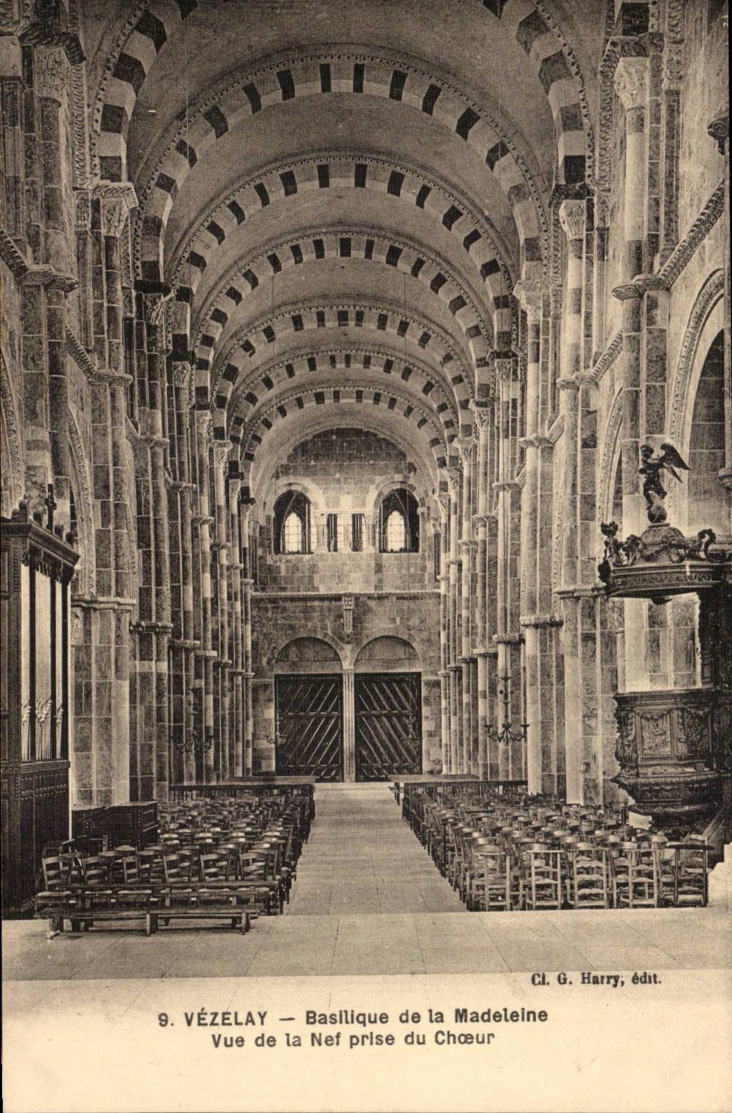 VÉZELAY — Basilique de la Madeleine — Vue de la Nef prise du Chœur — Cl. G. Harry, édit.