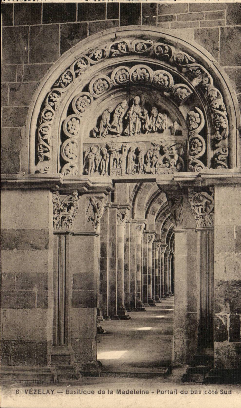 VÉZELAY — Basilique de la Madeleine — Portail du bas côté Sud