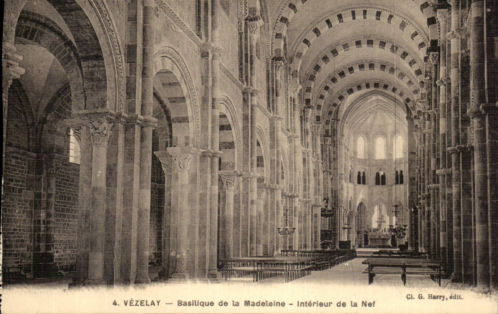 CPA Vezelay Basilique de la Madeleine Interieur de la nef