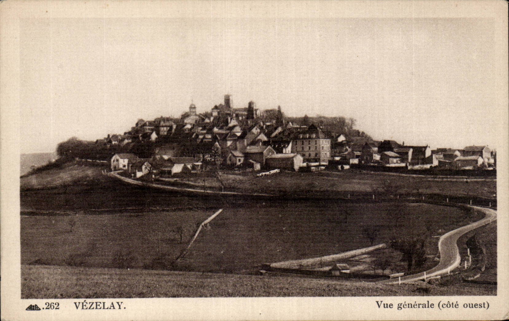 Vézelay — Vue générale (côté ouest) — Édition Jugin, n° 262