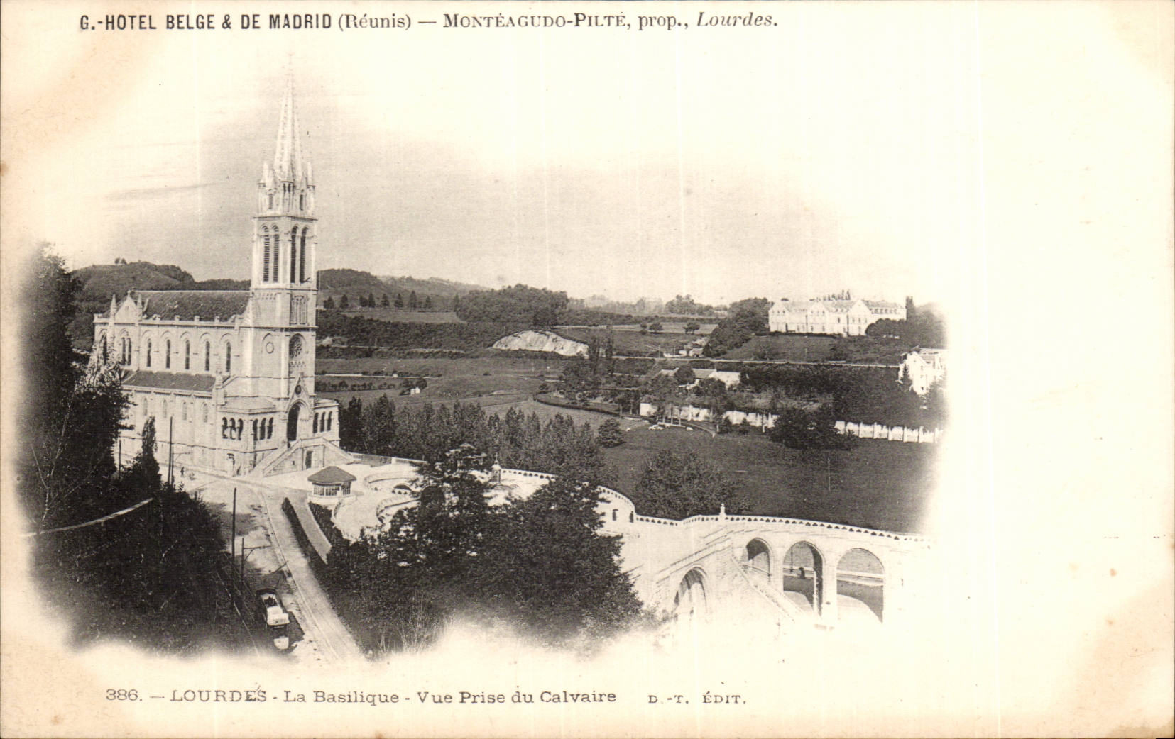 CPA Lourdes La basilique Vue prise du calvaire