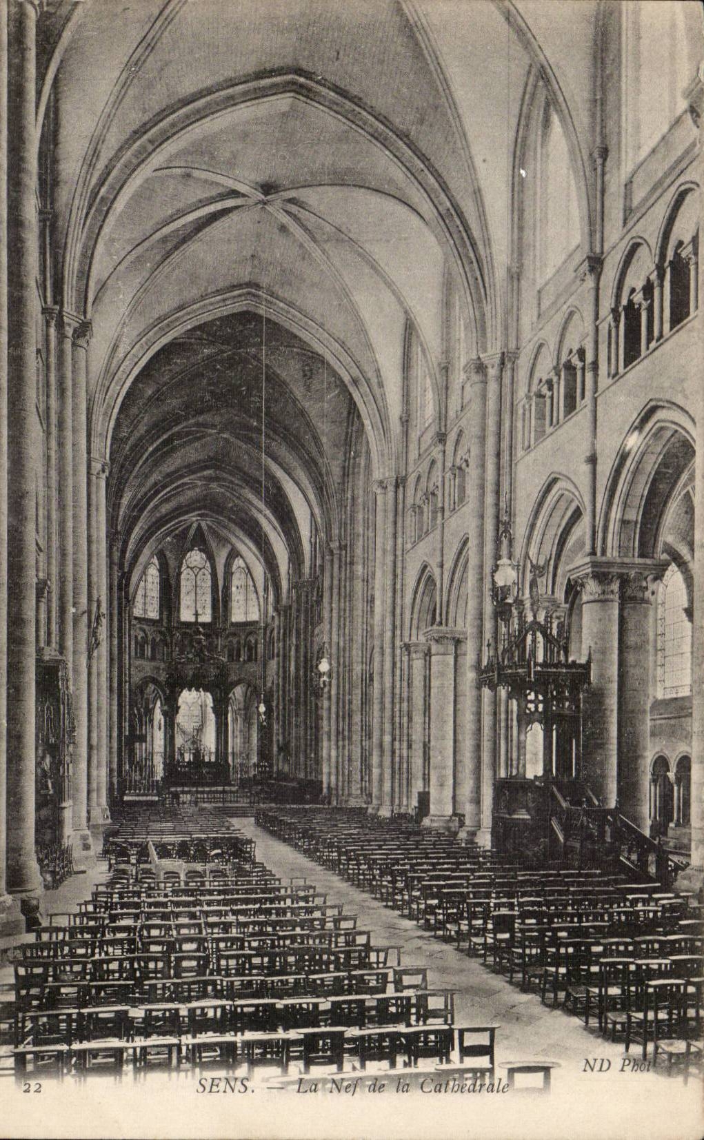 CPA Sens La nef de la cathedrale