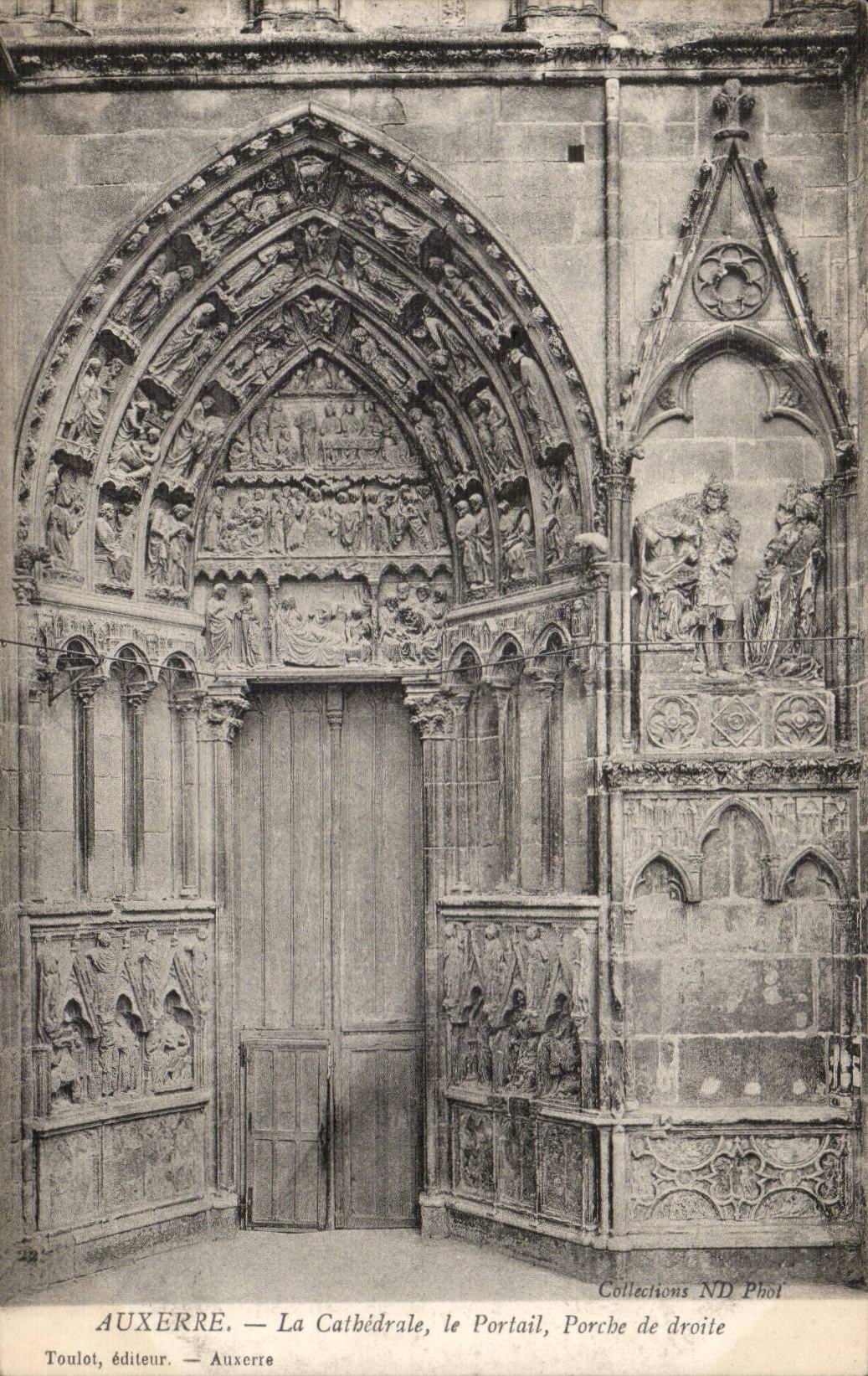 CPA Auxerre La cathedrale le portail Porche de droite