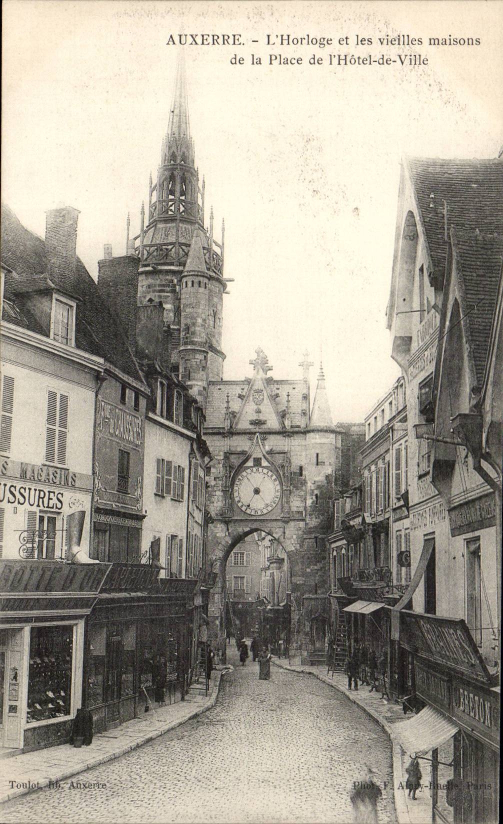 CPA Auxerre L'horloge et ses vieilles maisons de la place de l'hotel de ville