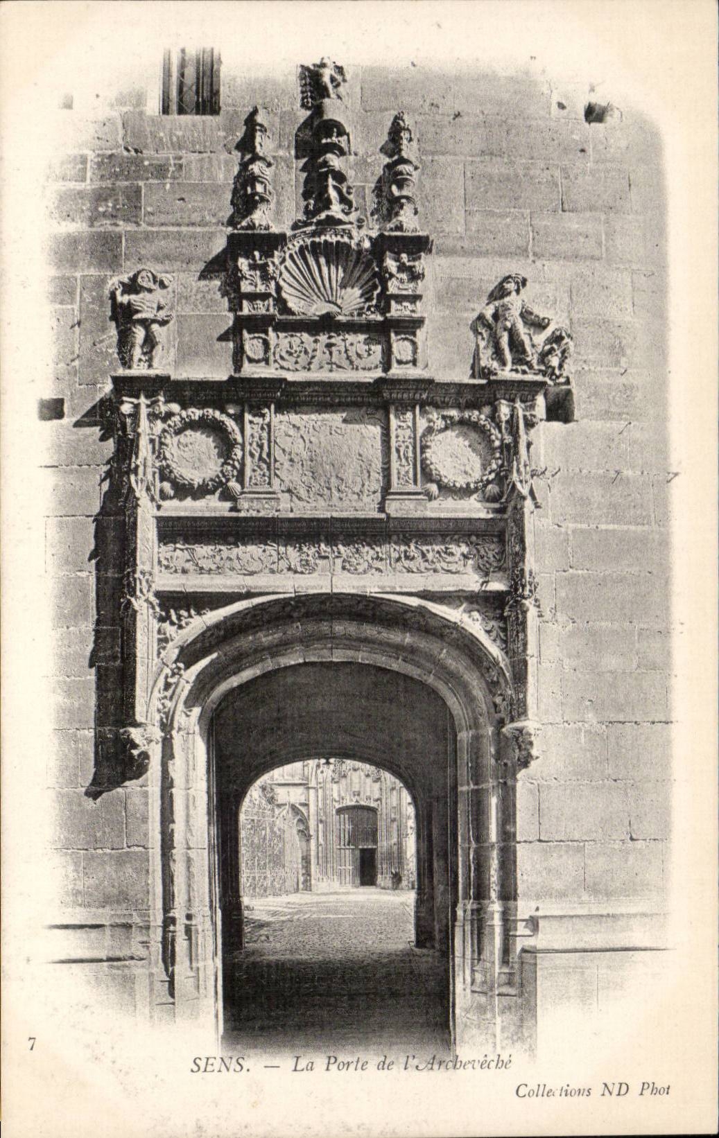 CPA Sens La porte de l'archeveche