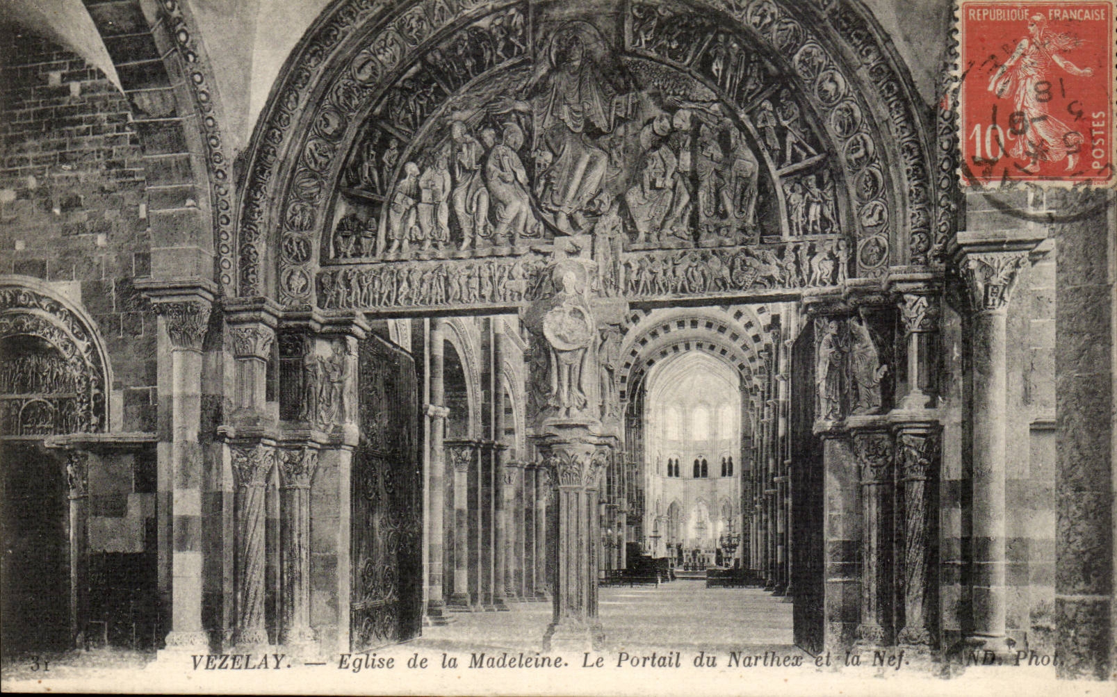 Vézelay — Église de la Madeleine. Le Portail du Narthex et la Nef. ND. Phot.