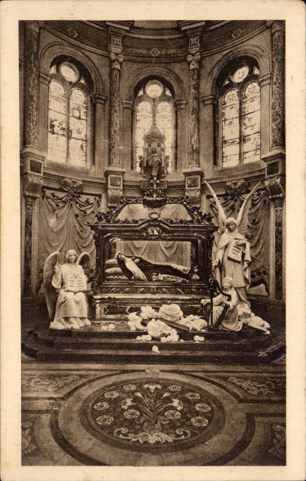 Chapelle et Châsse de Sainte Thérèse de l'Enfant-Jésus — Chapelle et Châsse de Sainte Thérèse de l'Enfant-Jésus — éditeur non visible