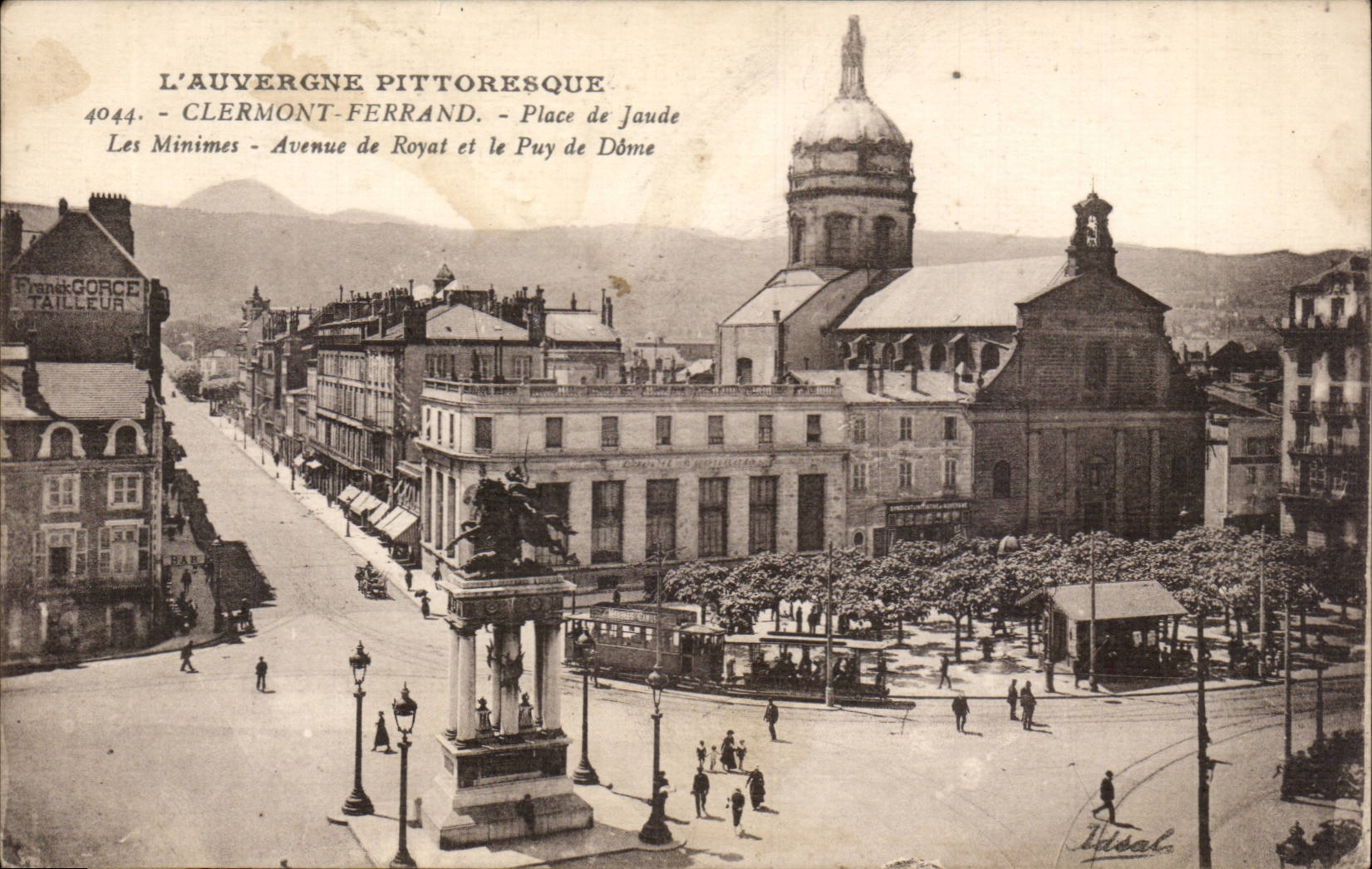 Clermont-Ferrand — Place de Jaude et le Puy de Dôme — éditeur J. Jusdal, n° 4044