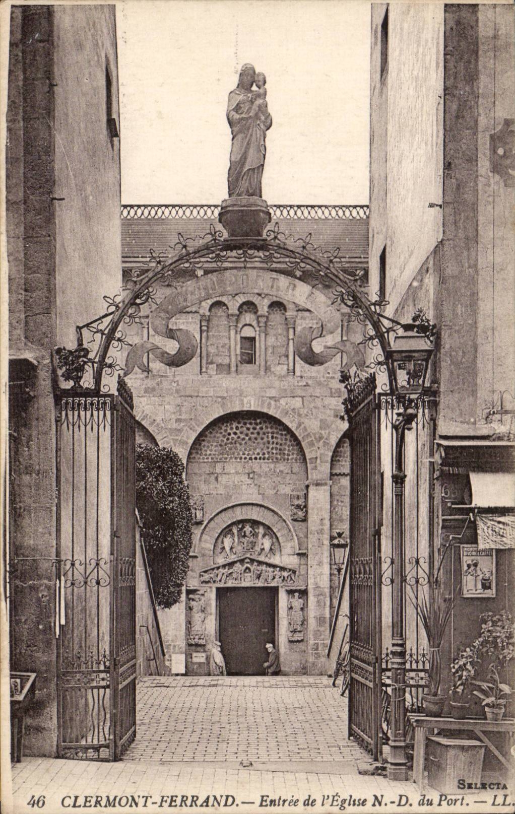 CPA Clermont Ferrand Entree de l'eglise ND du port