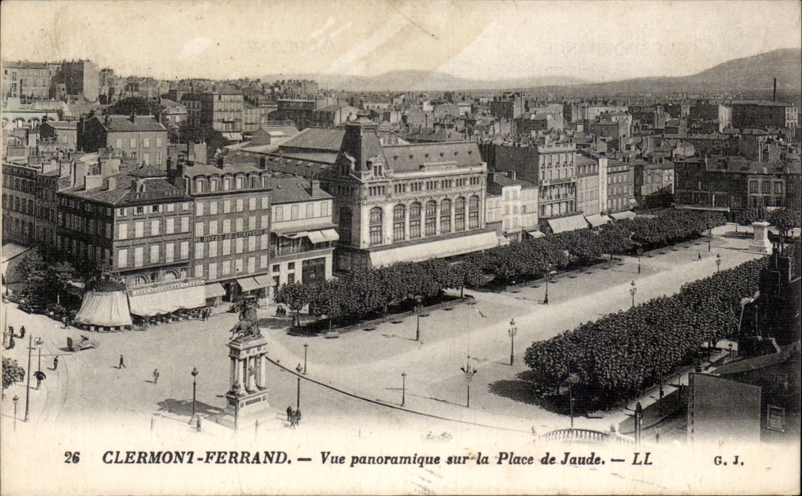 Clermont-Ferrand — Panoramablick auf die Place de Jaude — G. J.