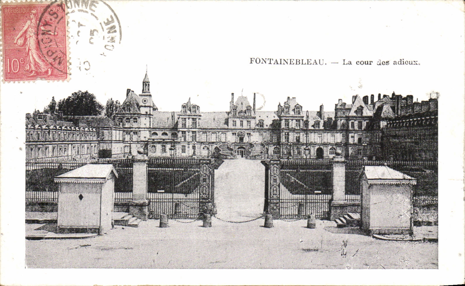 Fontainebleau — La cour des adieux.