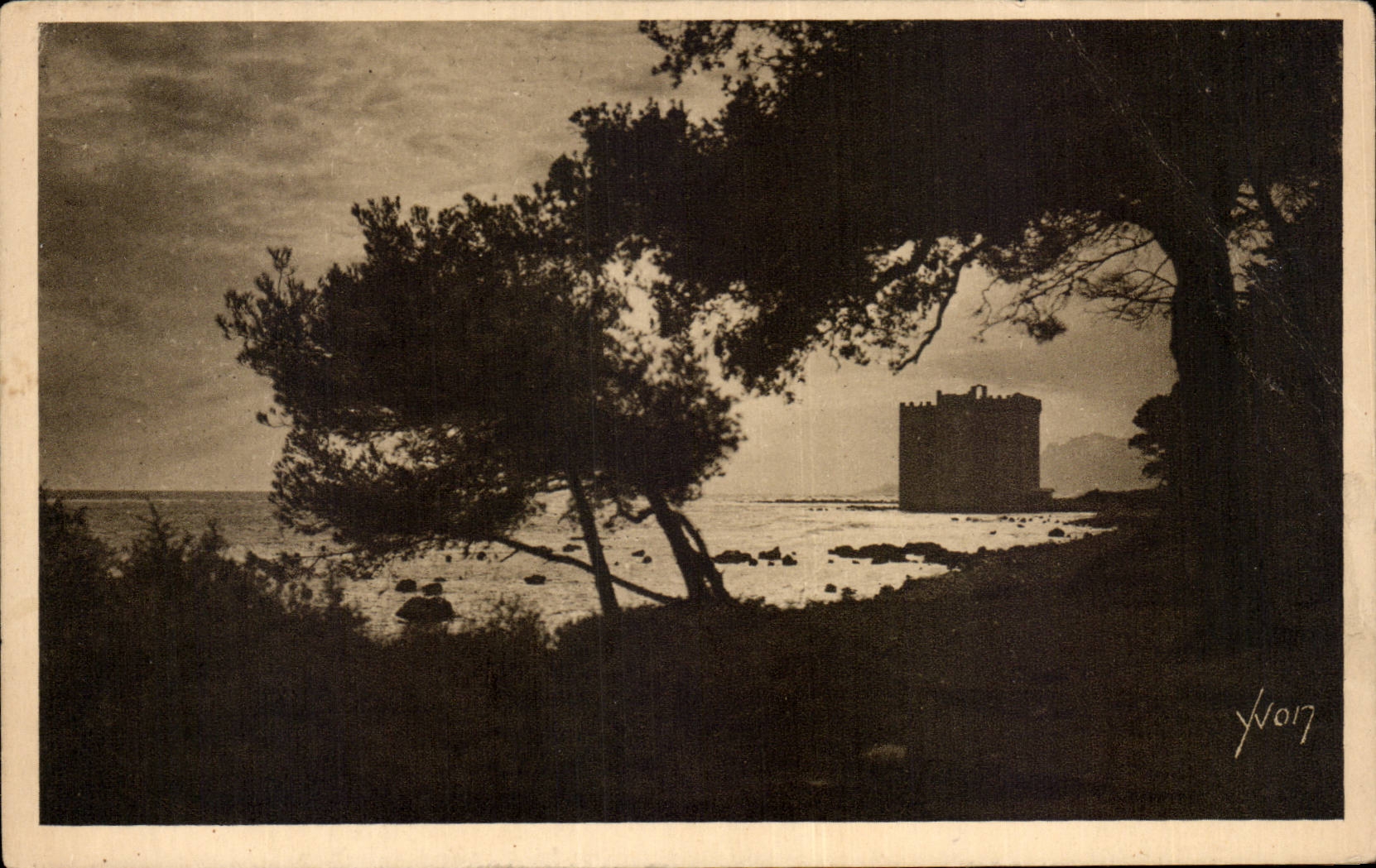 CPA Cannes L'ile Saint honorat Le vieux chateau