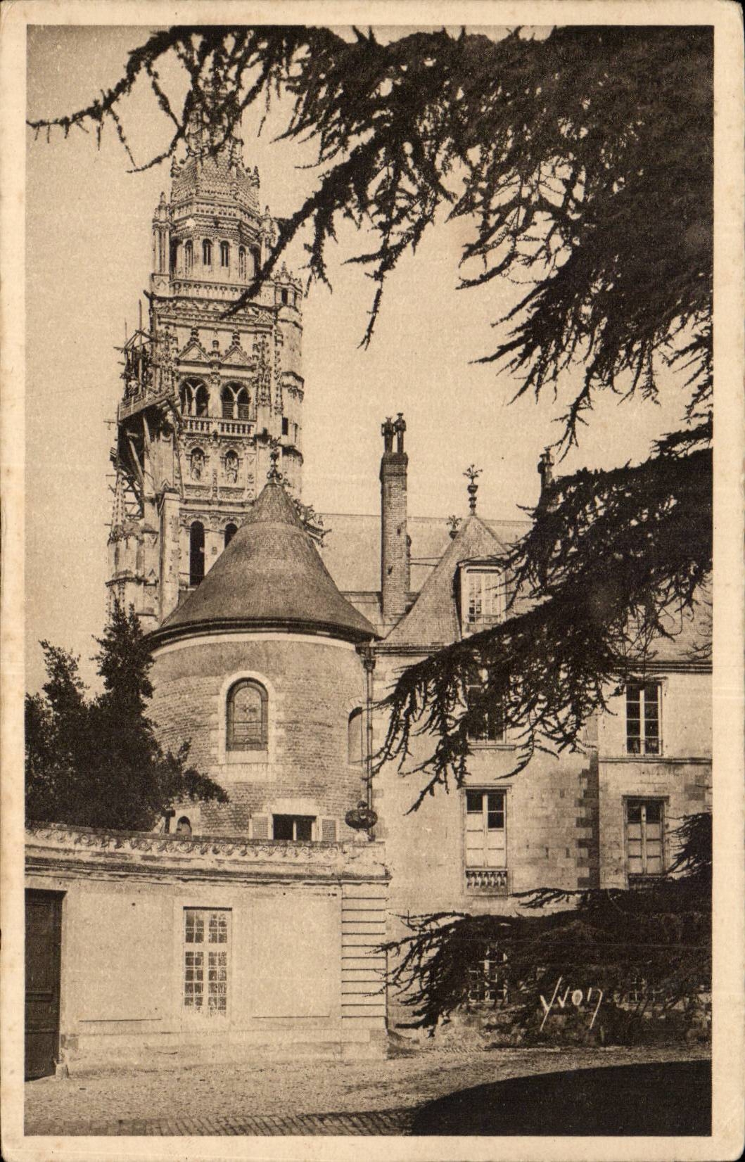CPA Tours L'entree du musee et la cathedrale St Gatien