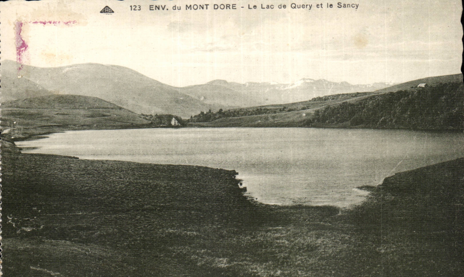 CPA Environs du Mont Dore Le lac de Query et le Sancy