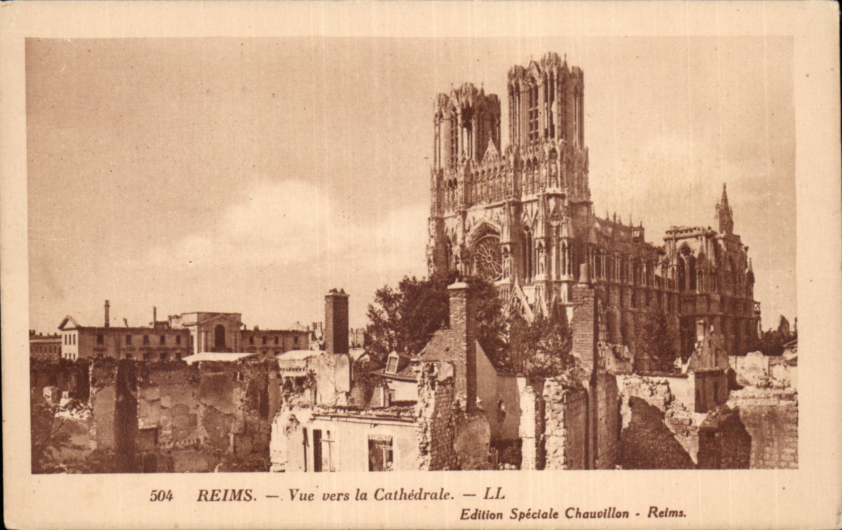 CPA Reims Vue vers la cathedrale