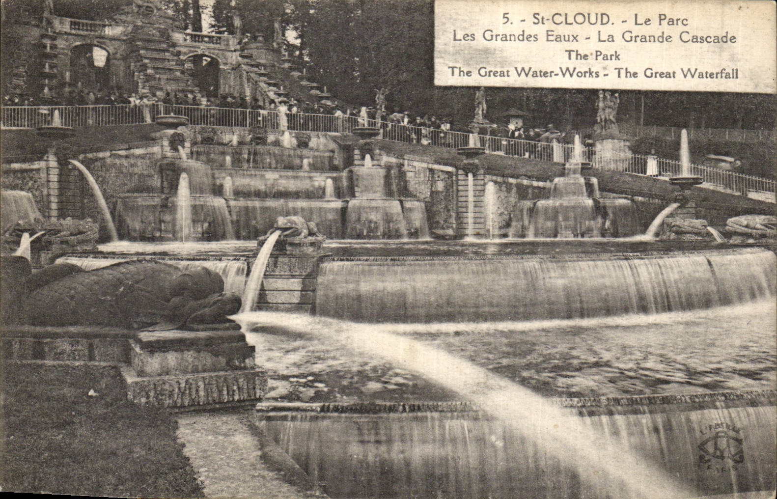 CPA St Cloud Le parc les grandes eaux La grande cascade 