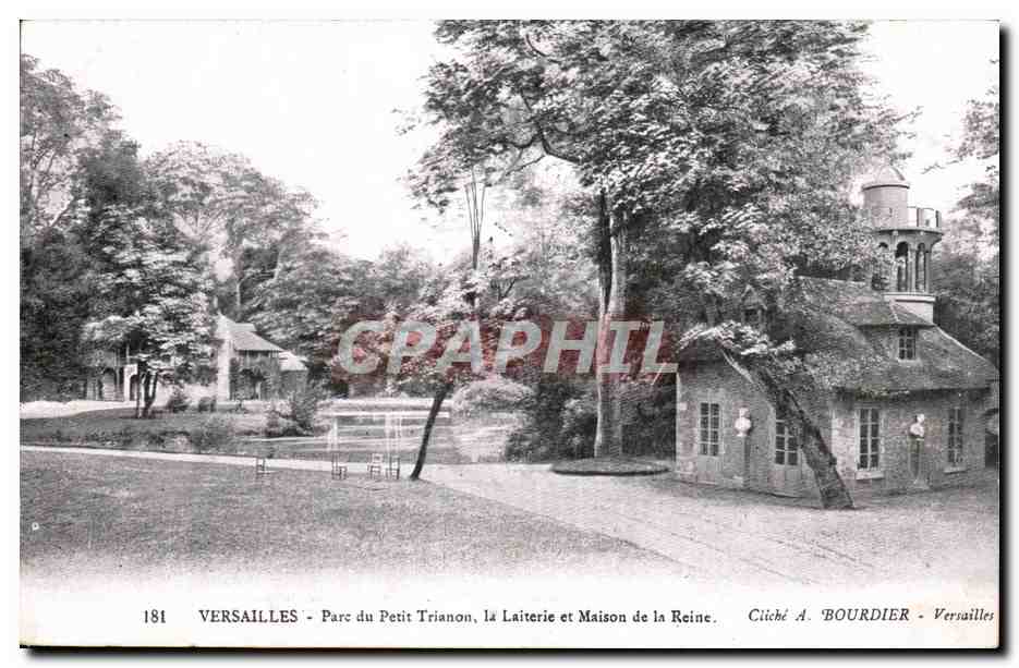 CPA Versailles Parc du petit Trianon La laiterie et maison de la reine