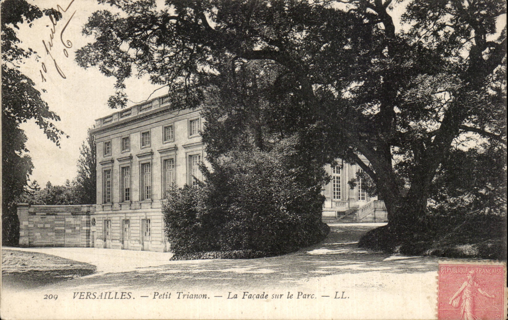 Versailles — Petit Trianon — La Façade sur le Parc — LL. — N° 209