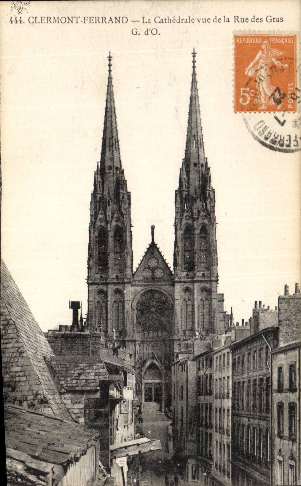 CPA Clermont Ferrand La cathedrale vue de la rue des Gras