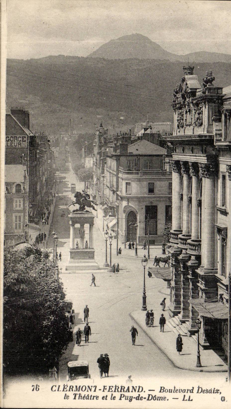 Clérmont-Ferrand — Boulevard Desaix, le Théâtre et le Puy-de-Dôme — LL