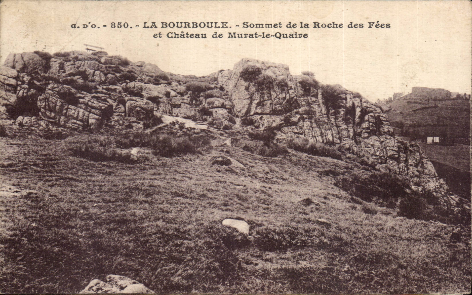 La Bourboule — Sommet de la Roche des Fées et Château de Murat-le-Quaire — J. Gouttefanges, édit. (P.-de-B.)