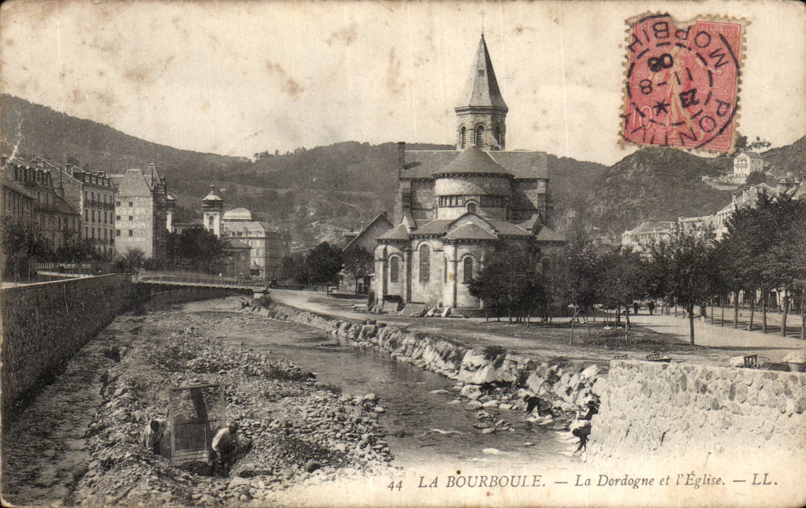 CPA La Bourboule la Dordogne et l'eglise