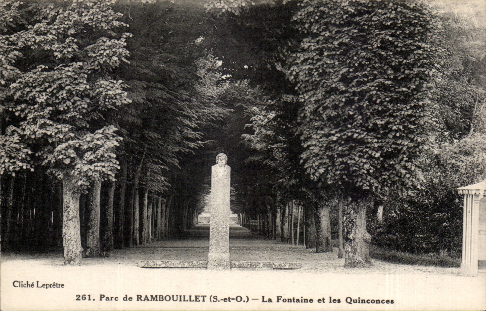 Parc de RAMBOUILLET (S.-et-O.) — La Fontaine et les Quinconces — Cliché Leprêtre, n° 261