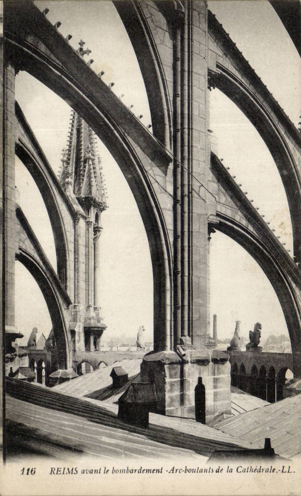 CPA Reims avant le bombardement Arc boutants de la cathedrale