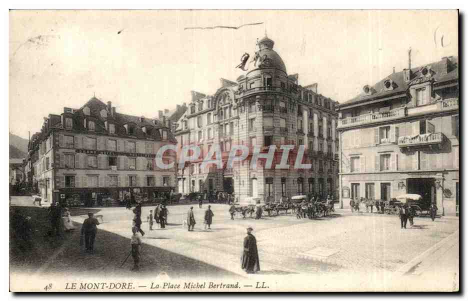 CPA Le Mont Dore La place Michel Bertrand