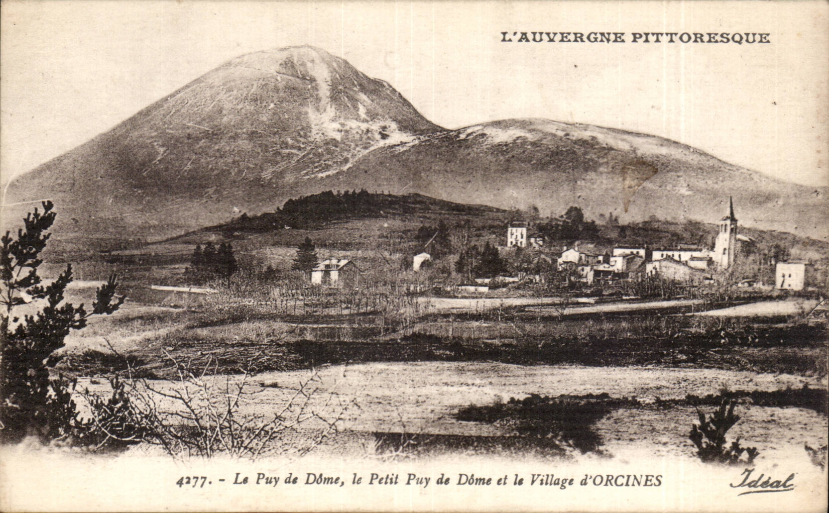 Le Puy de Dôme, le Petit Puy de Dôme et le Village d'ORCINES — L'Auvergne pittoresque — Idéal, n° 4277