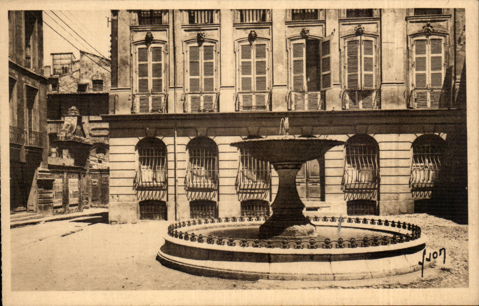 Arles - Place d'Albertas CPA 