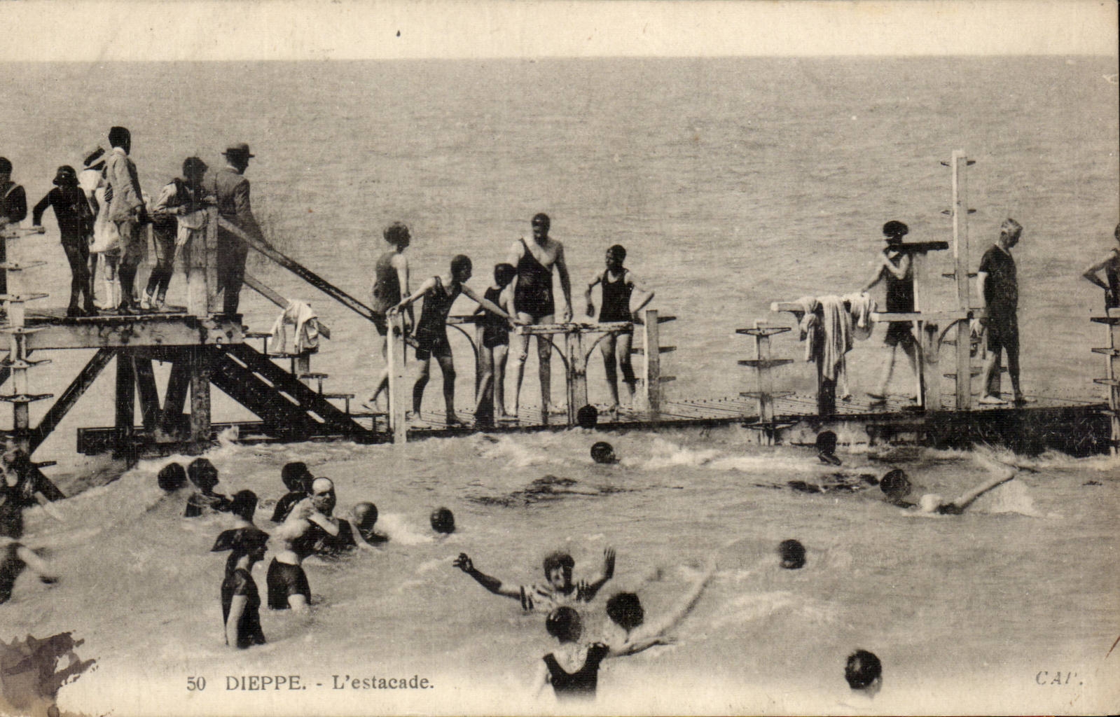 Dieppe - L'Estacade - L'Heure du Bain CPA 