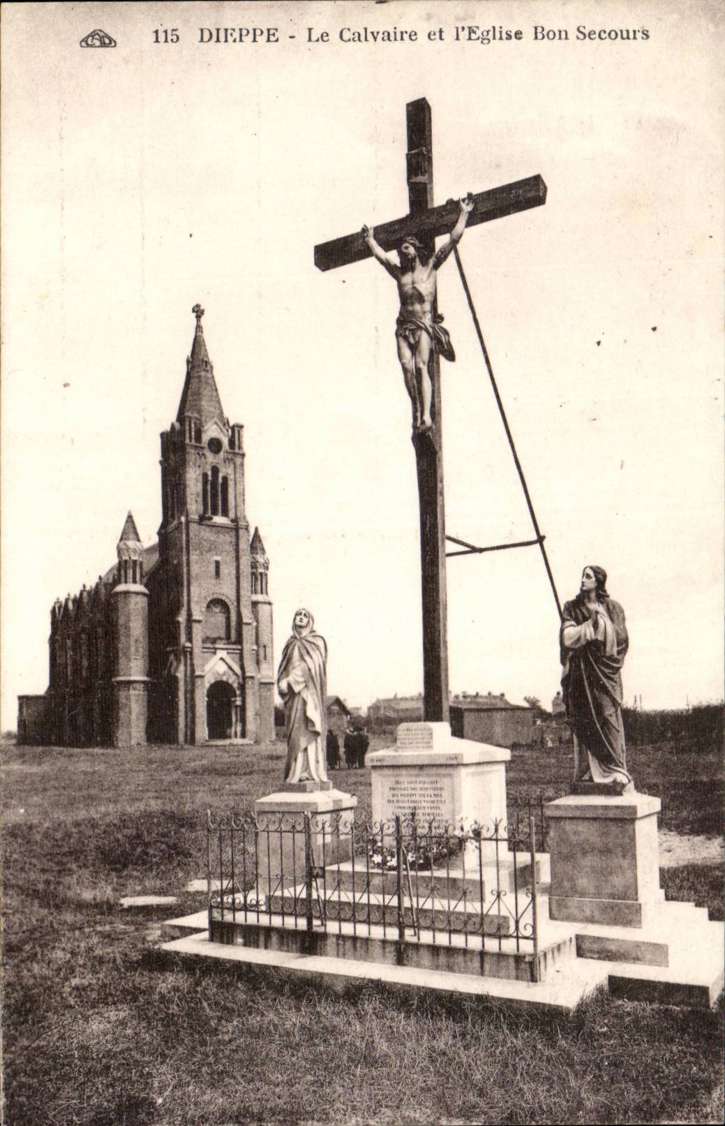 Dieppe - Le Calvaire et l'Eglise CPA 