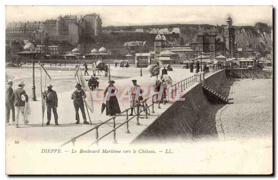 Dieppe - Le Boulevard Maritime vers le Chateau CPA 
