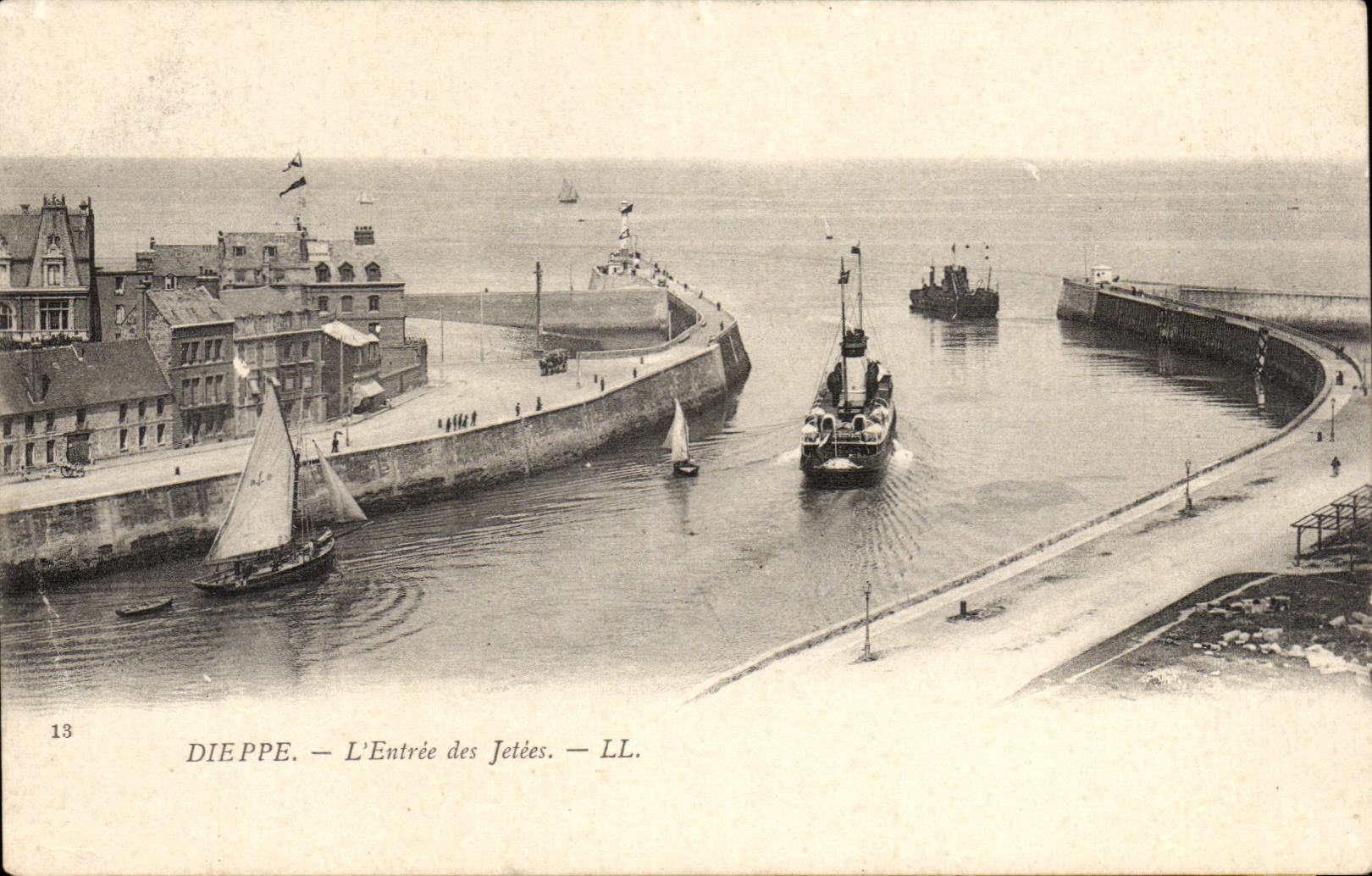 CPA Dieppe L'entree des jetees