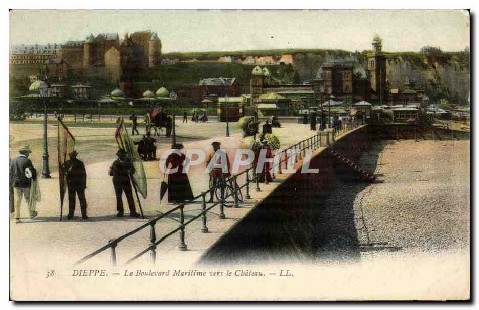 CPA Dieppe Le boulevard maritime vers le chateau Pecheurs