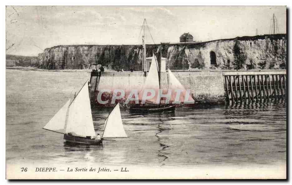 CPA Dieppe La sortie des jetees