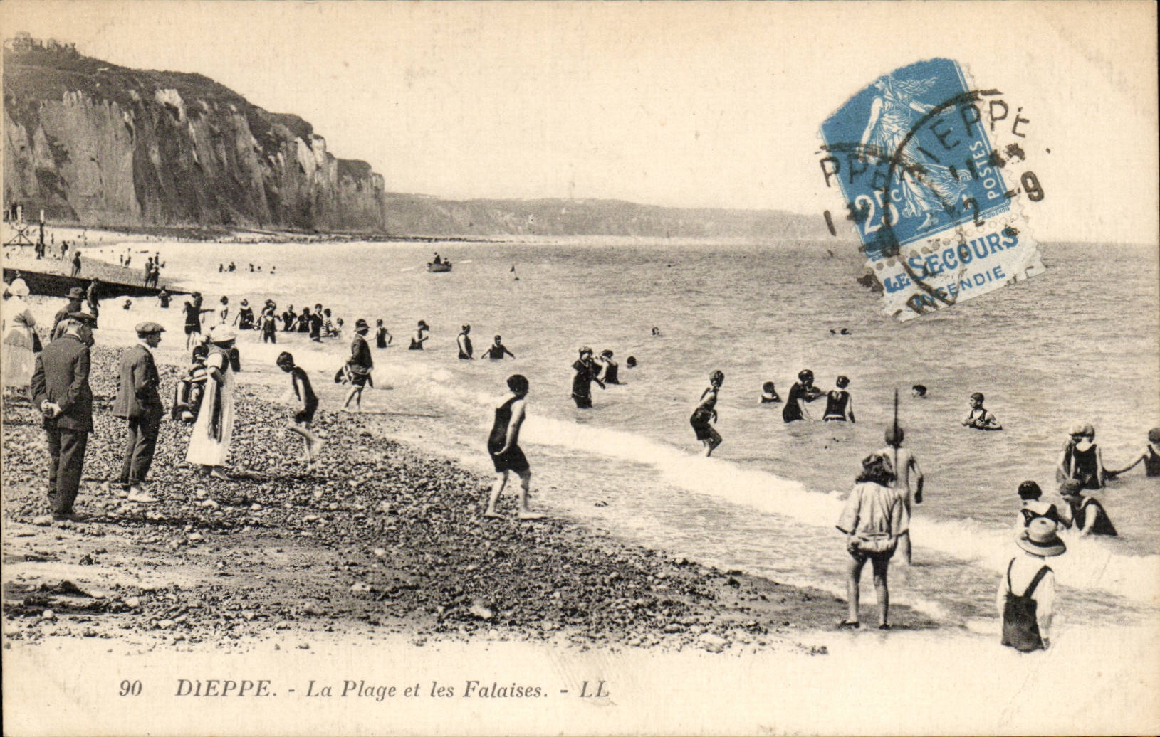 CPA Dieppe La plage et les falaises