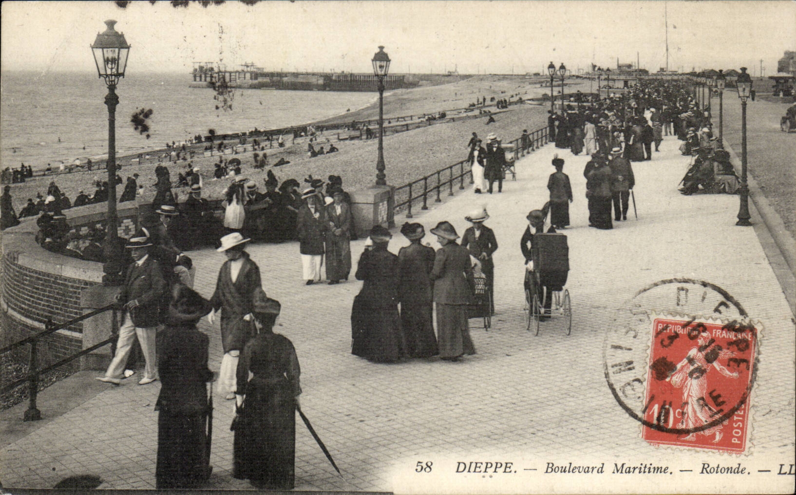 CPA Dieppe Boulevard Maritime Rotonde