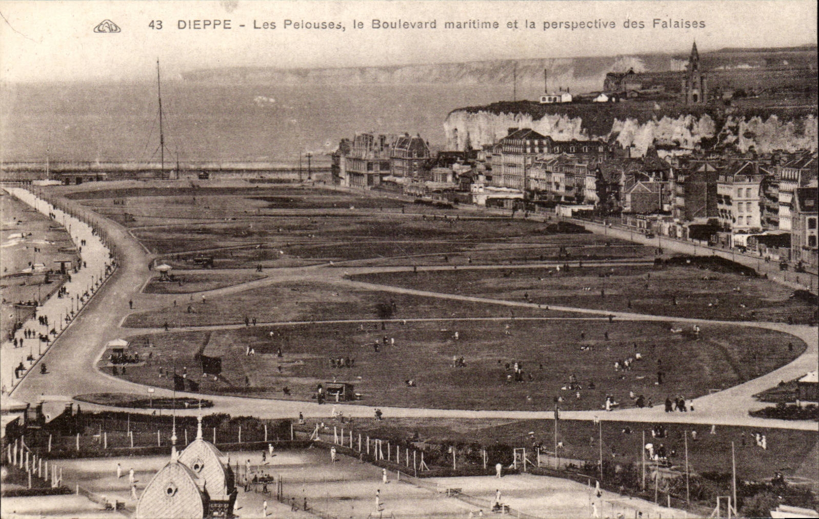 CPA Dieppe Les pelouses le boulevard maritime et la perspective des falaises Tennis