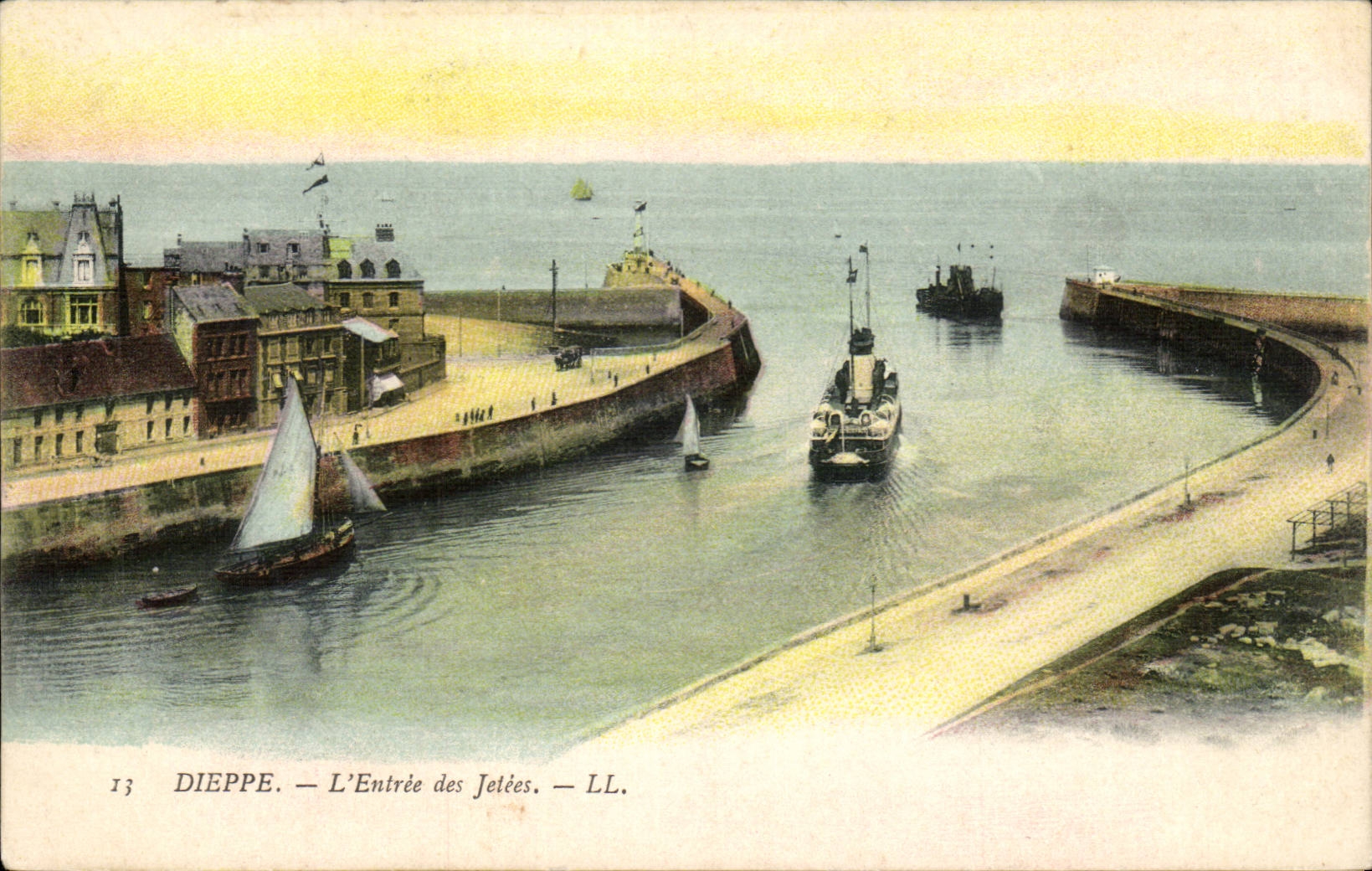 CPA Dieppe L'entree des jetees