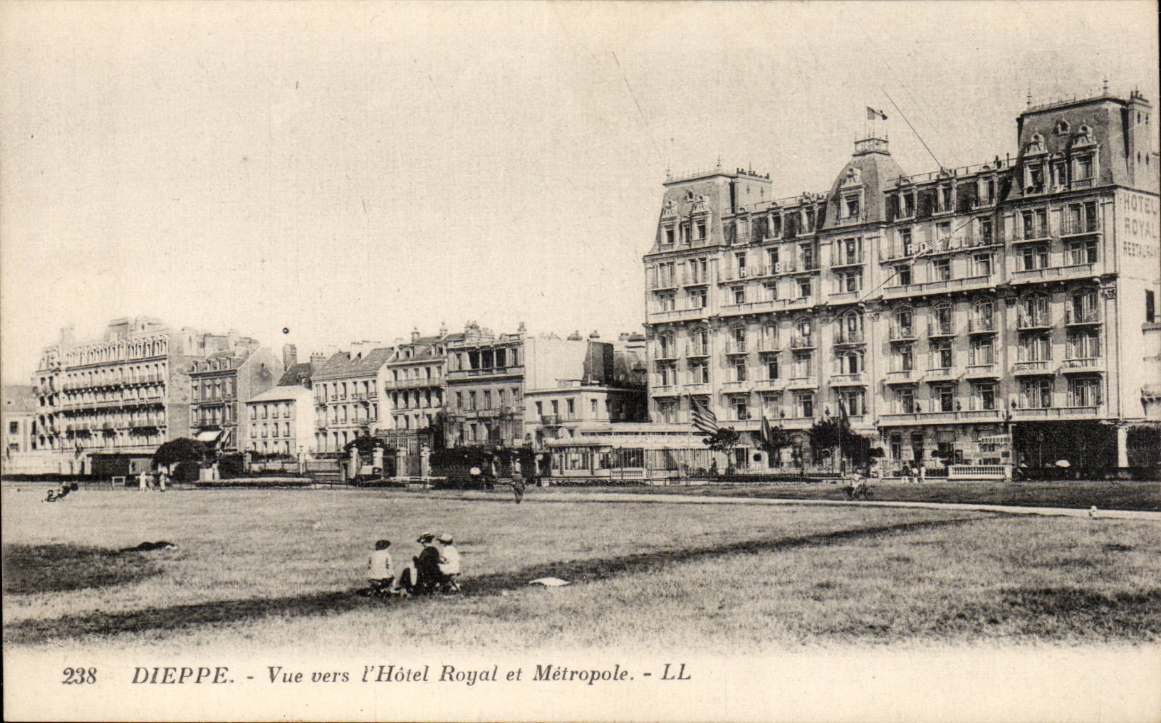 CPA Dieppe Vue vers l'hotel Royal et Metropole