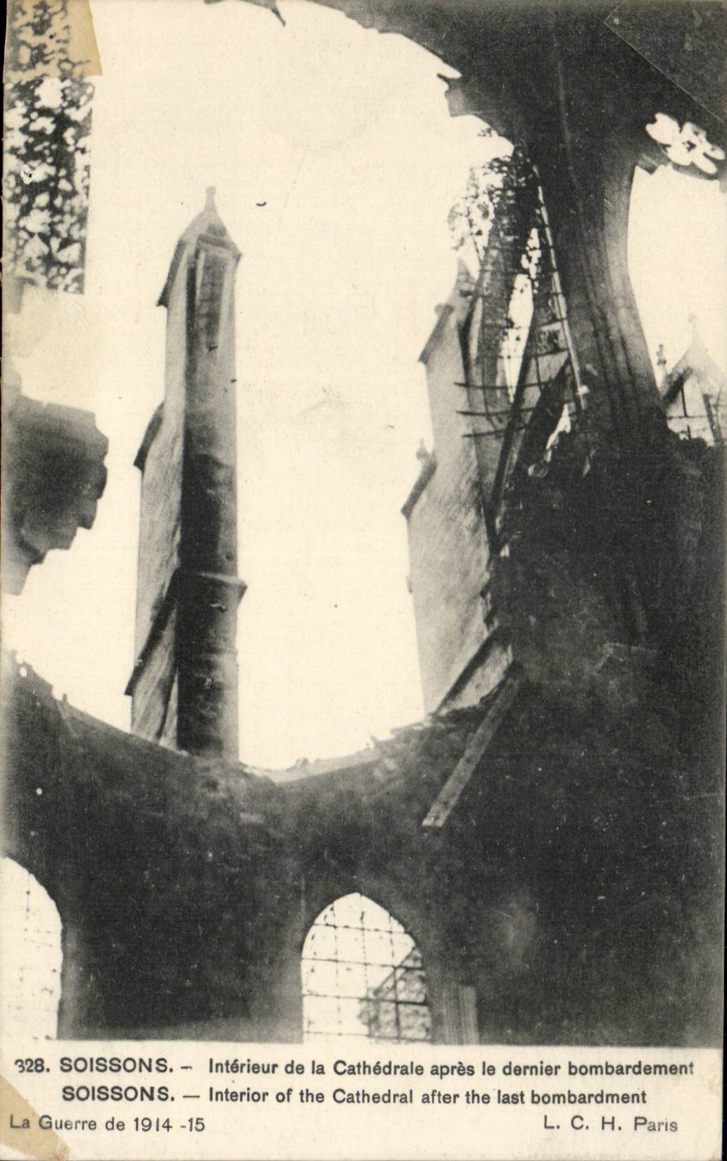 CPA Soissons Interieur de la cathedrale apres le dernier bombardement