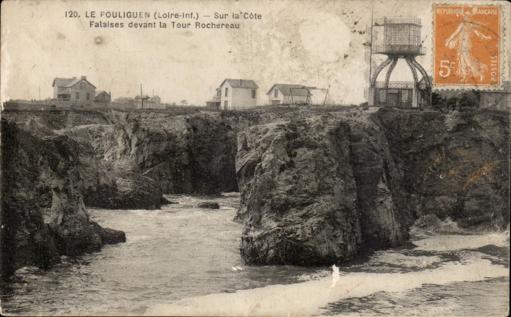 CPA Le Pouliguen Sur la cote Falaises devant la Tour Rochereau