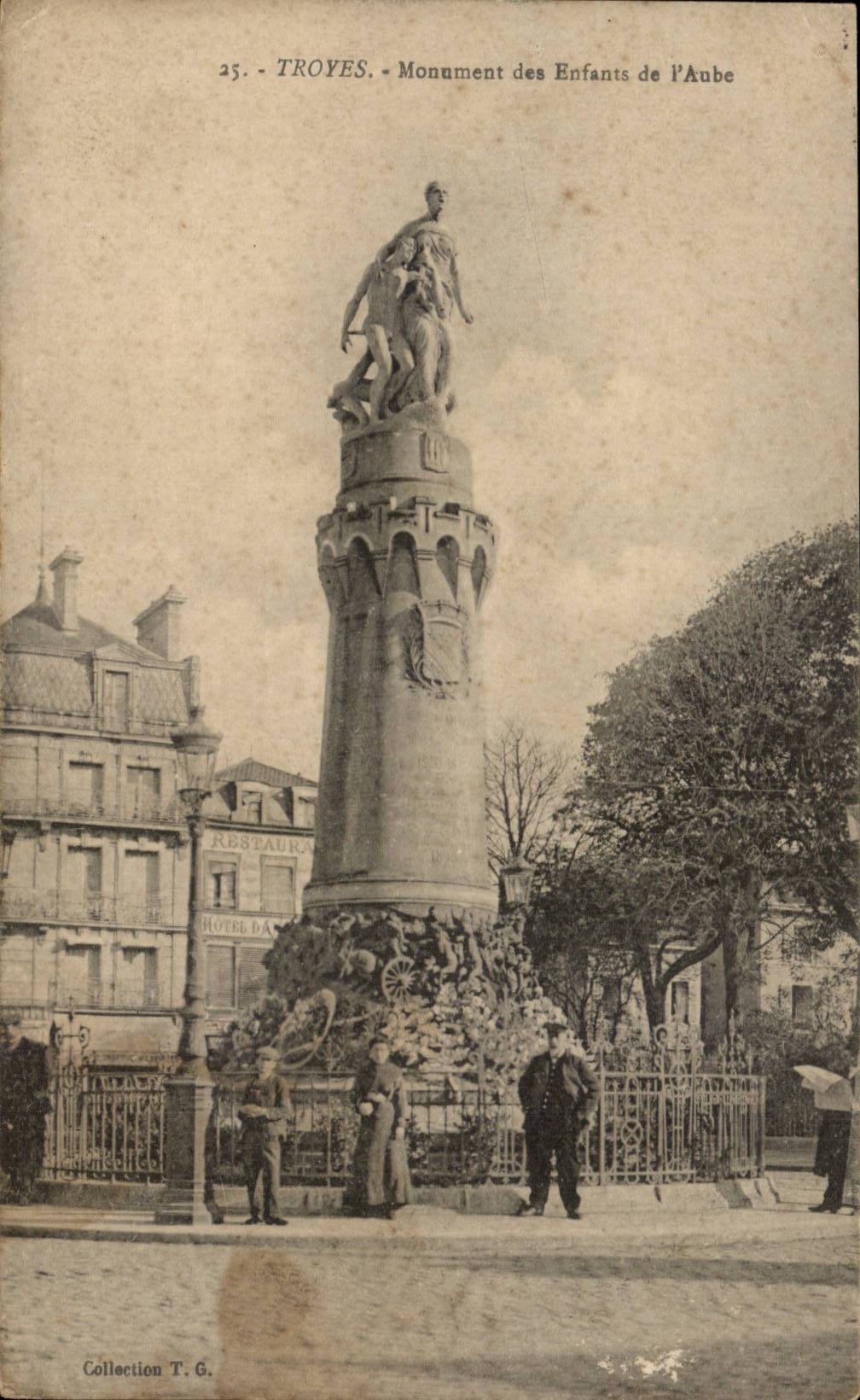CPA Troyes Monument des bienfaiteurs de L'Aube
