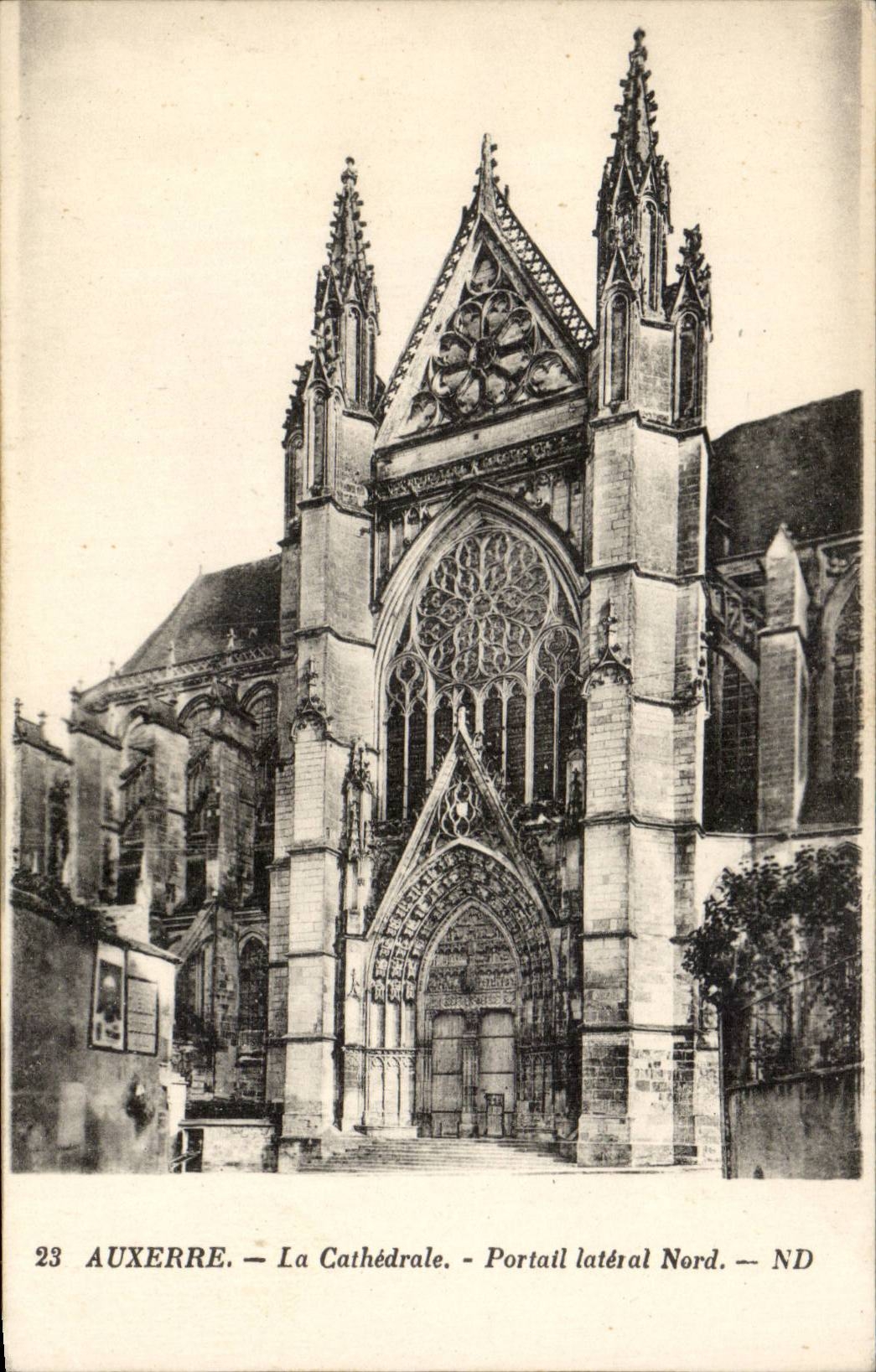 CPA Auxerre La cathedrale Portail lateral Nord