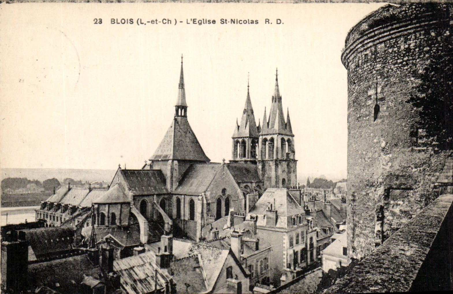 Blois (Loir-et-Cher) — L'Église Saint-Nicolas et la tour du château — éditeur R.D.