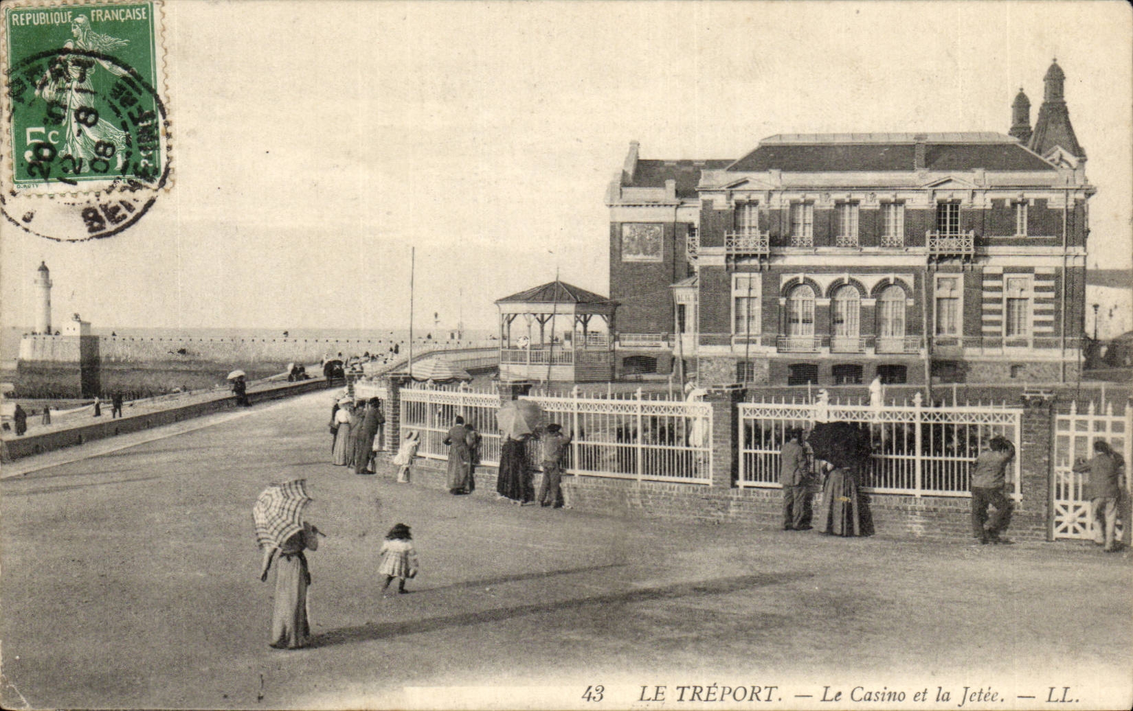 CPA Le Treport Le casino et la jetee