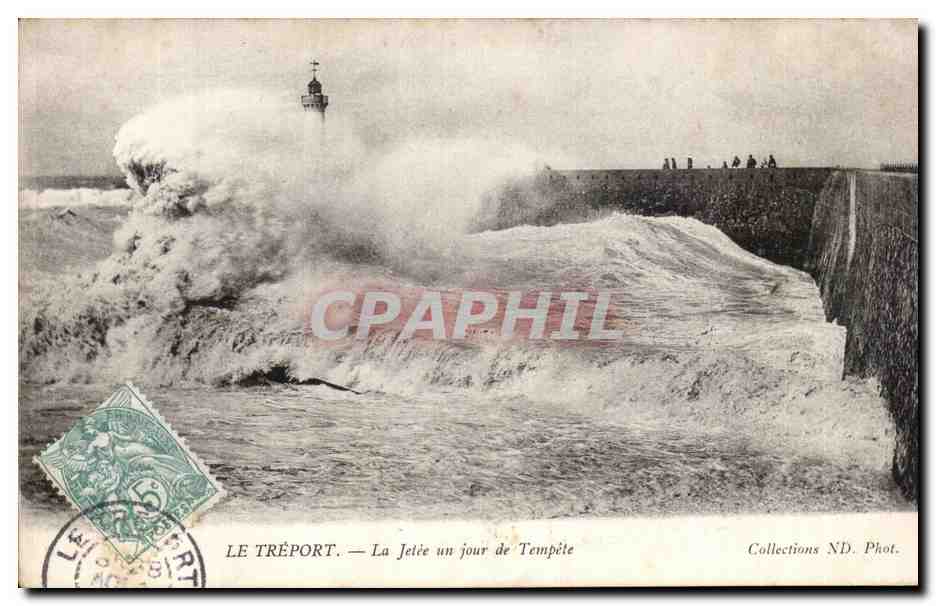 CPA Le Treport La jetee un jour de tempete Phare Lighthouse
