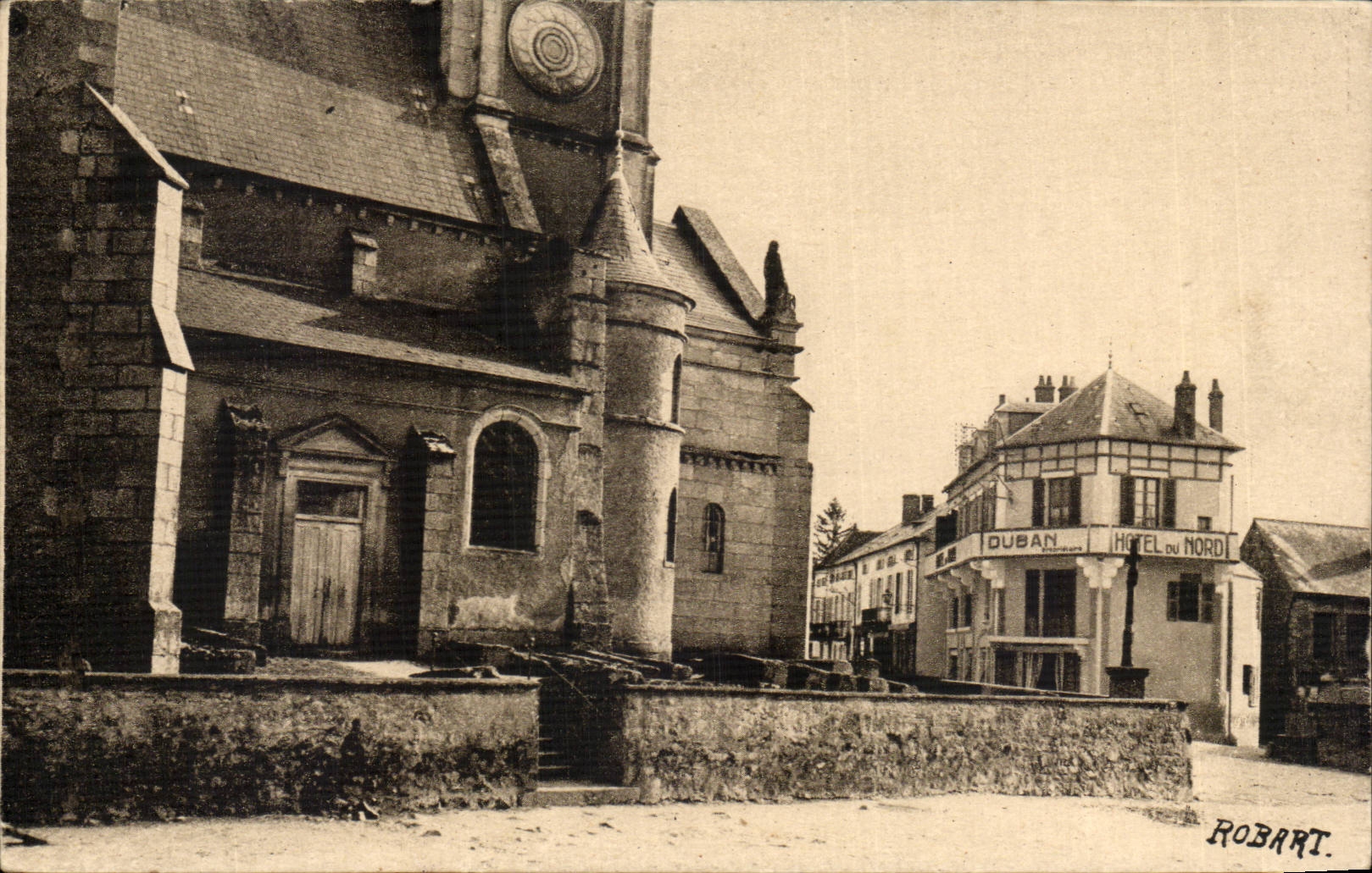 Quarré-les-Tombes — Entrée de l'église côté nord et coin de la place — G. Robart